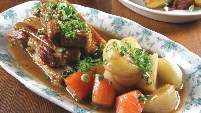 Chân giò kho củ cải