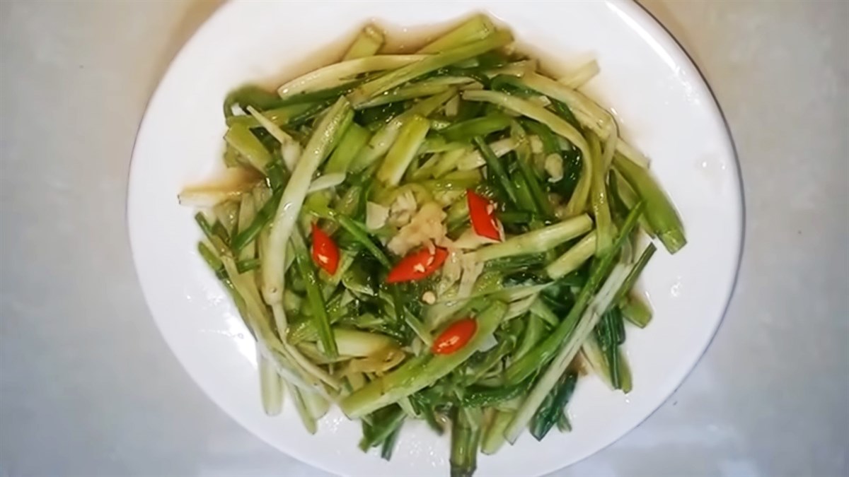 2 cách làm cần nước xào tỏi và xào thịt bò dân dã, thơm ngon
