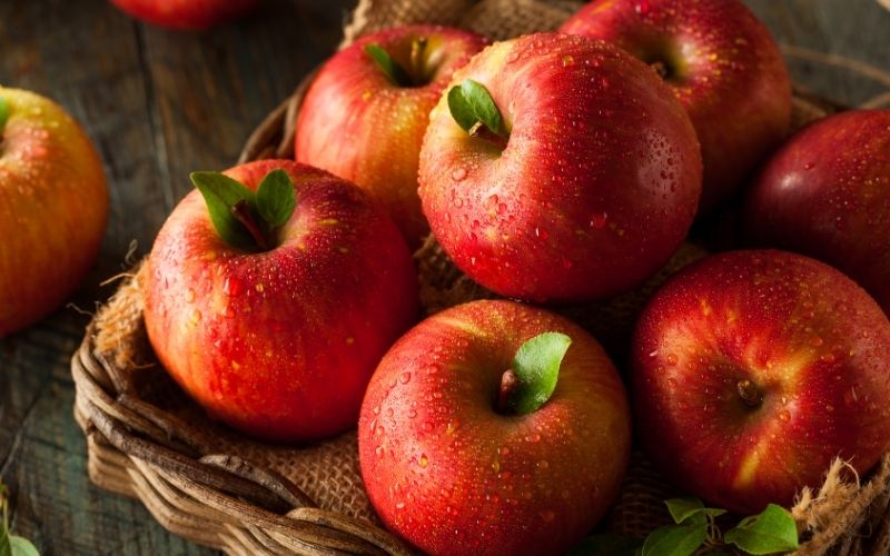 Chọn táo có kích thước vừa phải, cuống tươi, vỏ sần, cầm nặng tay và mùi thơm đặc trưng