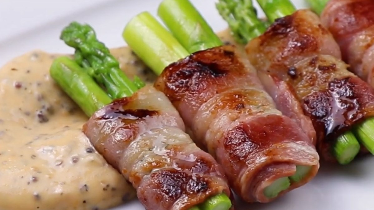 2 cách làm thịt xông khói cuộn nấm kim châm và măng tây áp chảo ngon
