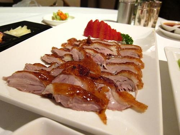 Lớp bì giòn rụm vàng bóng hấp dẫn thực khách thưởng thức