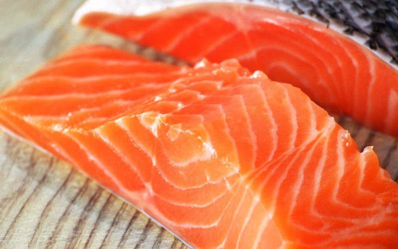 Cá hồi tươi có màu cam hồng tự nhiên, vân mỡ trắng xen kẽ
