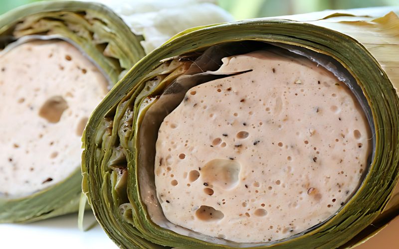 Chả lụa sạch có mặt cắt màu hồng nhạt và lỗ nhỏ li ti