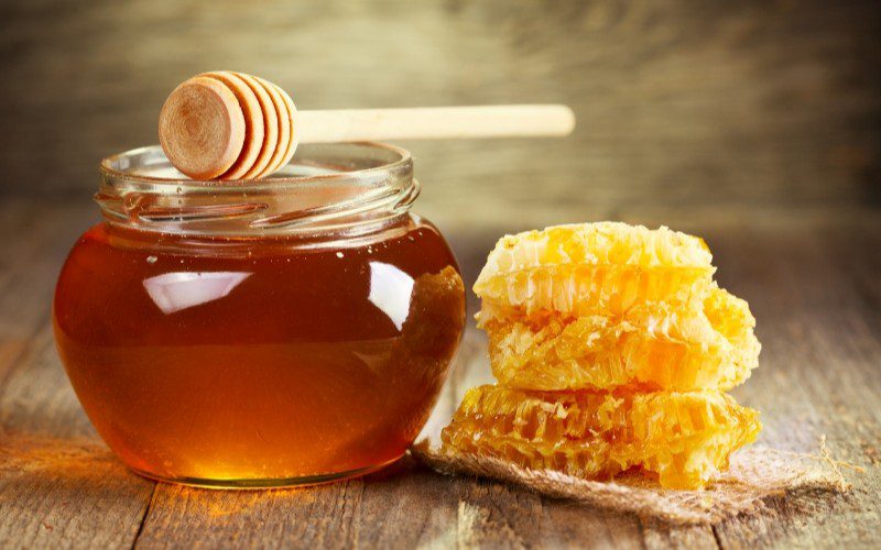 Khi mua mật ong rừng nên kiểm tra màu sắc và độ sánh của mật