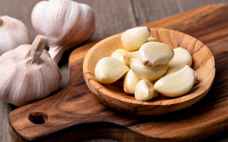 Nên bảo quản tỏi ở nhiệt độ phòng, nơi không ẩm ướt và không có ánh nắng trực tiếp