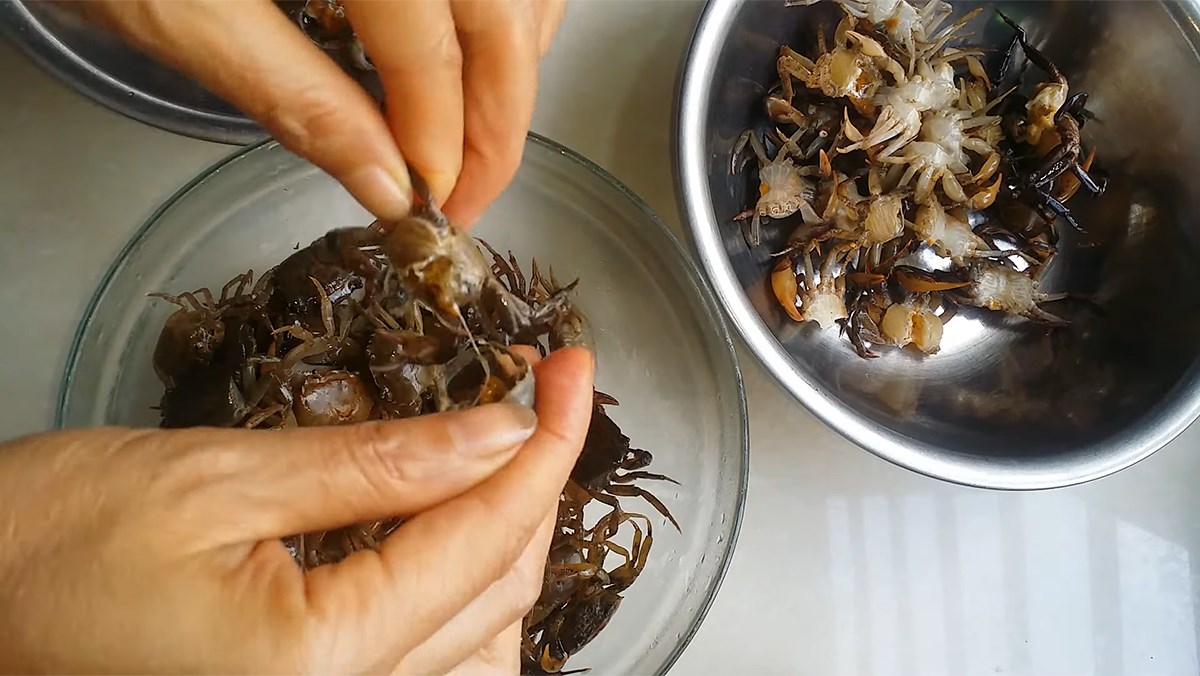 Cách sơ chế và lọc cua đồng cực đơn giản để nấu riêu cua