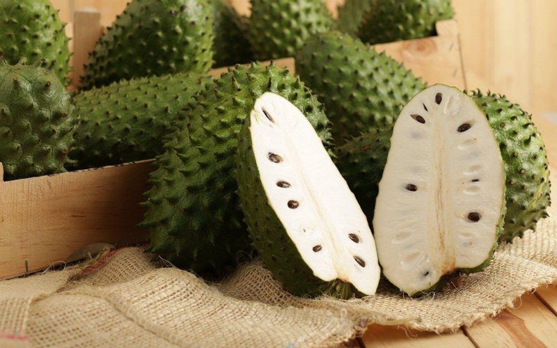 Nên chọn những quả mãng cầu có vỏ vàng nhạt hoặc vàng xanh, căng bóng
